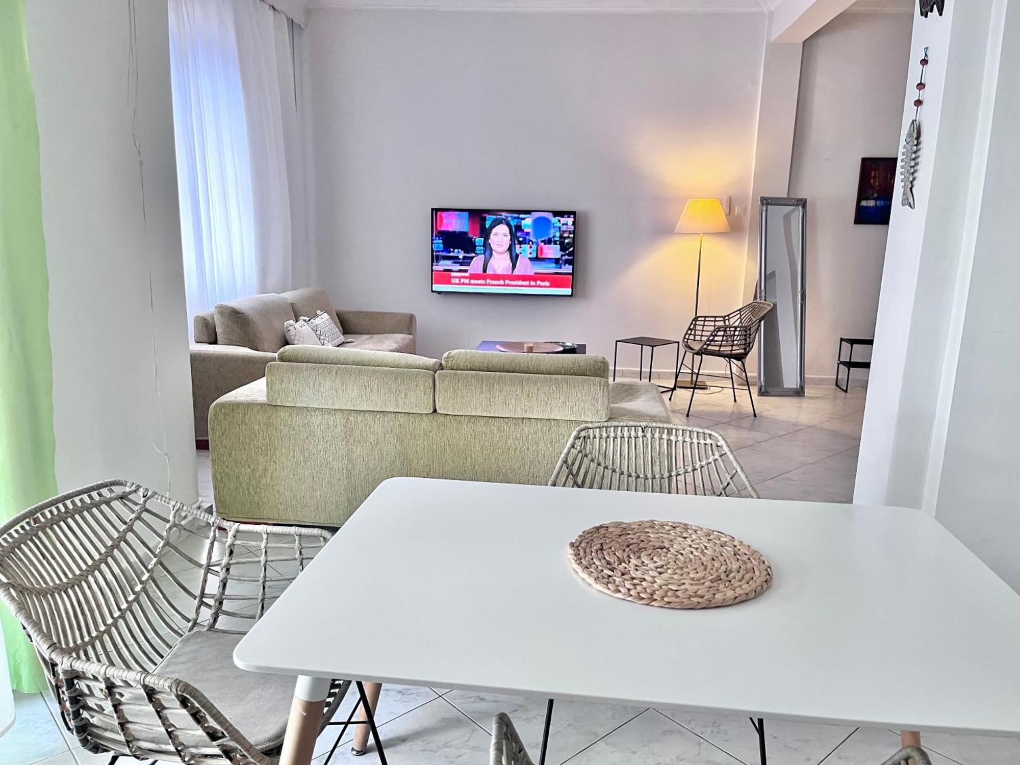 Central 7 - Stylish Apartment Komotini Buitenkant foto